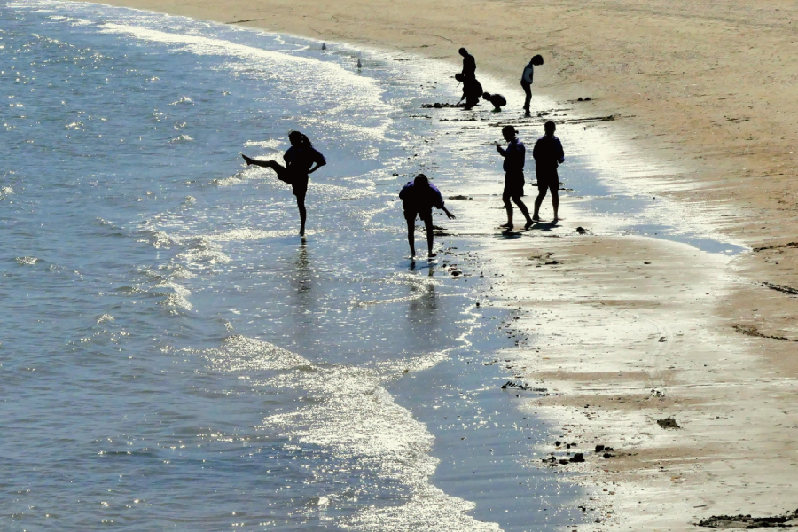 鈴鹿市白子の浜で遊ぶ子どもたち