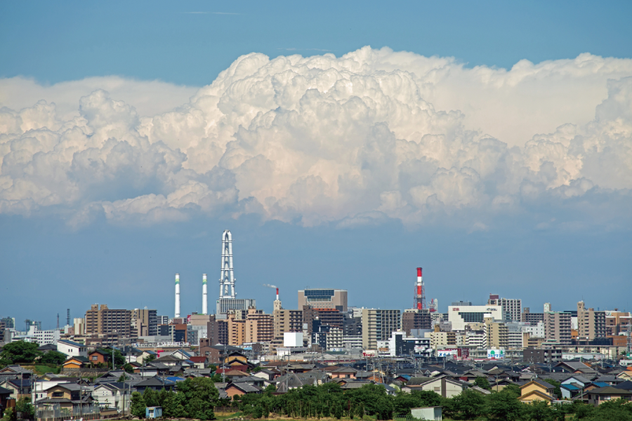 巨大入道雲と四日市市街