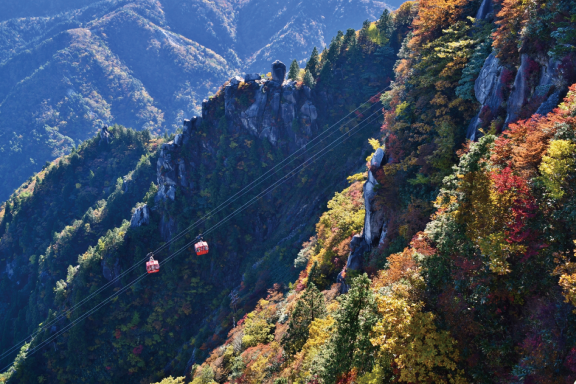 紅葉に彩られた御在所岳