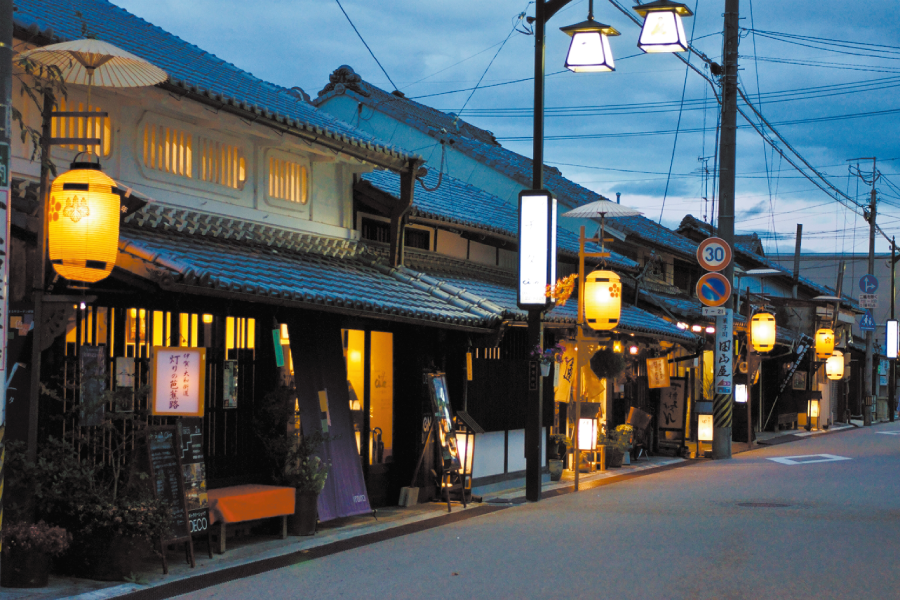 上野天神祭神幸祭の夕刻。旧伊賀街道に御神灯の灯り､城下に染まります