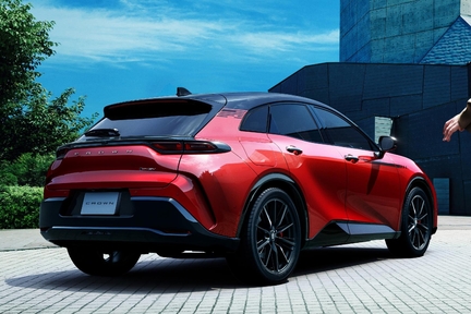 【モデル入り素材】SPORT RS（2.5Lプラグインハイブリッド車）
