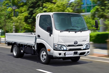 写真はシングルキャブ・2WD・フルジャストロー・木製デッキ・1.6トン積・3.0Lディーゼル車