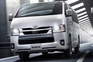 （左）：VAN・2WD・2800ディーゼル・標準ボディ・スーパーGL