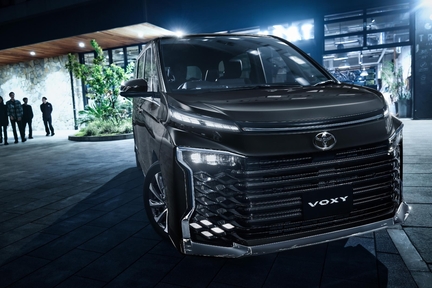 【モデル入り素材】S-Z（ハイブリッド・2WD・7人乗り）